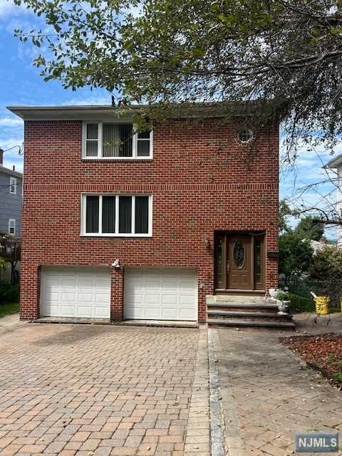 443 5th Street, Palisades Park, New Jersey - 3 Bedrooms  
2 Bathrooms  
6 Rooms - 