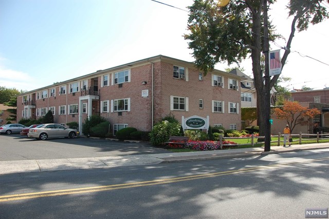 Rental Property at 79 Washington Avenue 14, Dumont, New Jersey - Bedrooms: 1 
Bathrooms: 1 
Rooms: 3  - $1,750 MO.