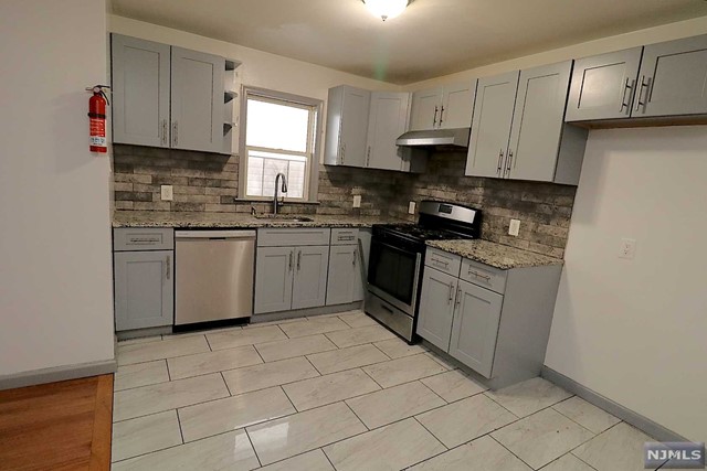 611 Bramhall Avenue 2, Jersey City, New Jersey - 3 Bedrooms  
1 Bathrooms  
5 Rooms - 