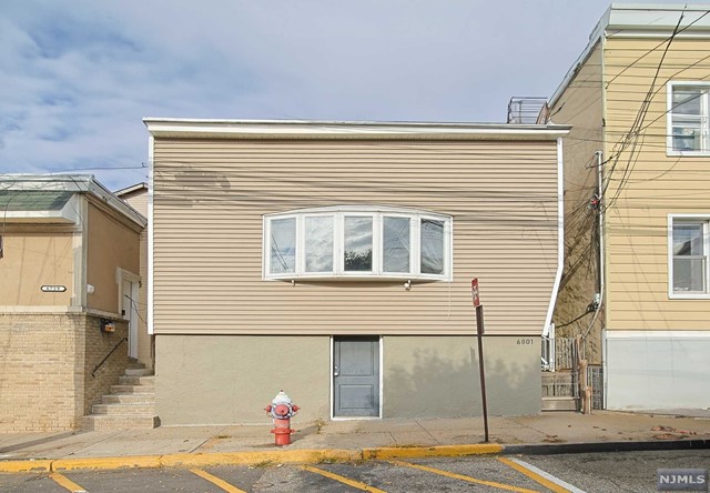 6801 Smith Avenue, North Bergen, New Jersey - 2 Bedrooms  
1 Bathrooms  
6 Rooms - 