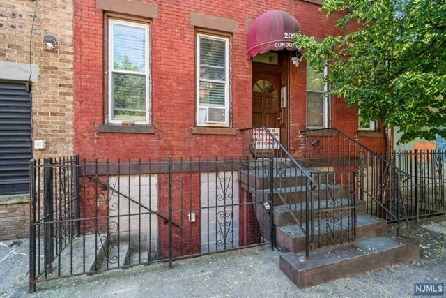 Property for Sale at 207 15th Street 3L, Jersey City, New Jersey - Bedrooms: 2 
Bathrooms: 1 
Rooms: 4  - $2,050