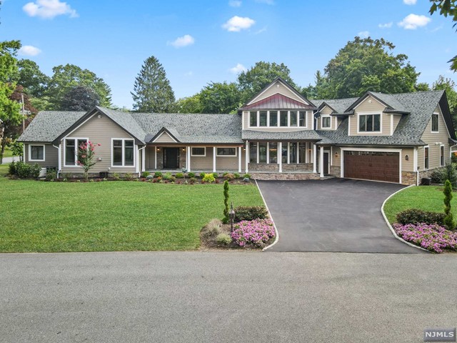 60 Shaw Road, Woodcliff Lake, New Jersey - 4 Bedrooms  
5 Bathrooms  
9 Rooms - 