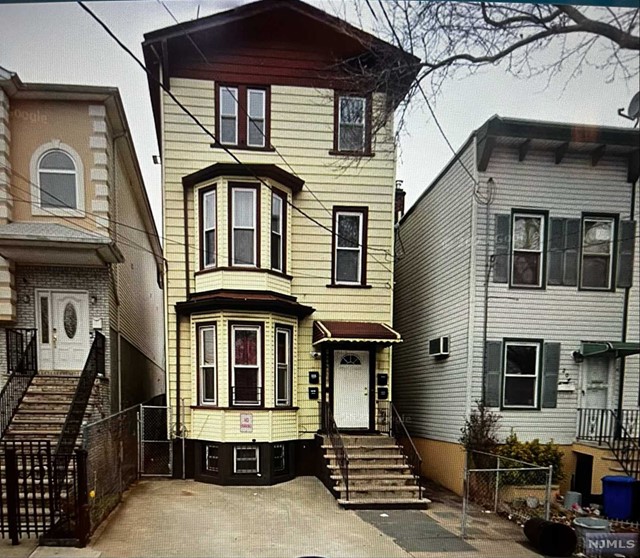 202 Garside Street, Newark, New Jersey - 2 Bedrooms  
1 Bathrooms  
4 Rooms - 