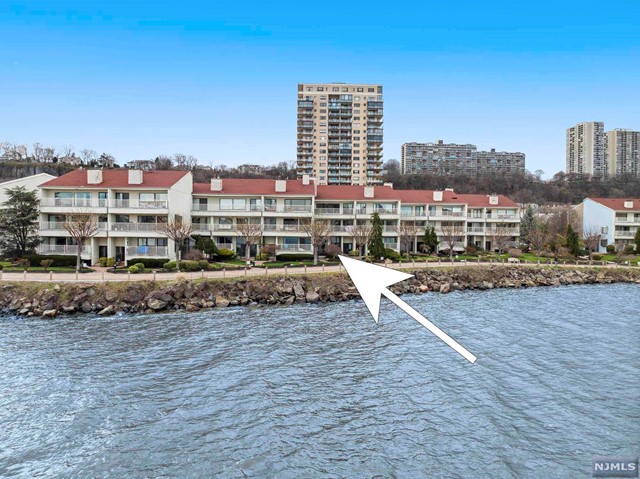 1225 River Road 11A, Edgewater, New Jersey - 2 Bedrooms  
2 Bathrooms - 