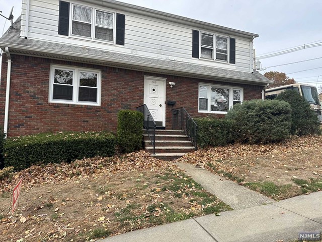 Rental Property at 107 Park Row 1st Fl, Wallington, New Jersey - Bedrooms: 3 
Bathrooms: 1 
Rooms: 5  - $2,750 MO.