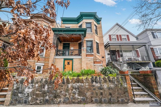 530 Liberty Avenue, Jersey City, New Jersey - 5 Bedrooms  
2 Bathrooms  
12 Rooms - 