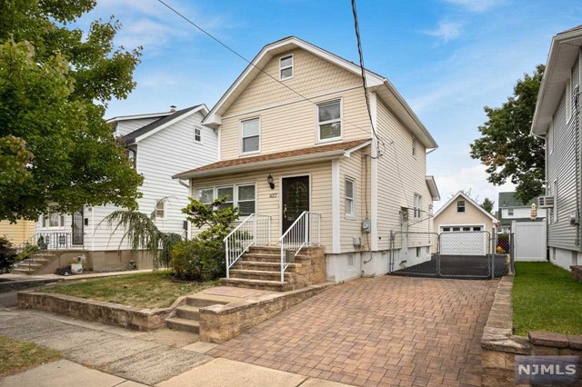 Rental Property at 437 Lake Avenue, Lyndhurst, New Jersey - Bedrooms: 3 
Bathrooms: 3 
Rooms: 6  - $3,300 MO.