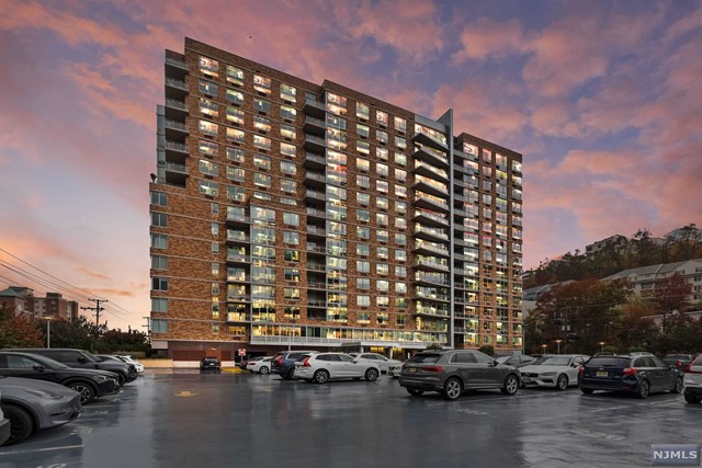 Rental Property at 306 Hudson Park 306, Edgewater, New Jersey - Bedrooms: 2 
Bathrooms: 3 
Rooms: 6  - $4,650 MO.