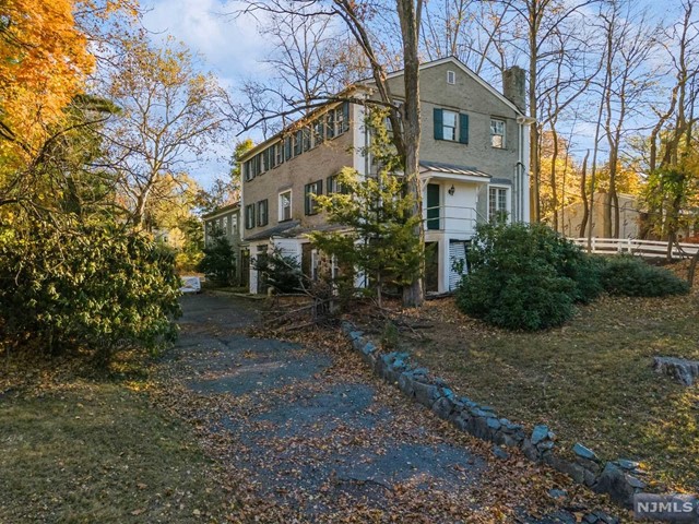 320 Runnymede Road, Essex Fells, New Jersey - 3 Bathrooms  
19 Rooms - 