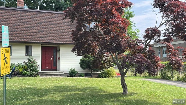 121 Hickory Avenue, Tenafly, New Jersey - 3 Bedrooms  
2 Bathrooms  
5 Rooms - 