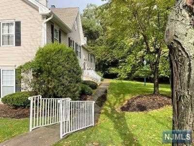 1035 Cumberland Court, Mahwah, New Jersey - 3 Bedrooms  
2 Bathrooms  
6 Rooms - 