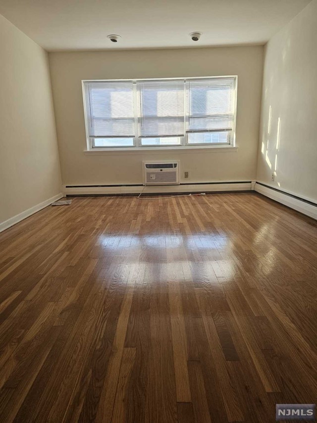 420 Broad Avenue, Palisades Park, New Jersey - 2 Bedrooms  
1 Bathrooms  
3 Rooms - 