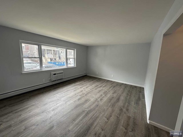 99 W 22nd Street 2, Bayonne, New Jersey - 2 Bedrooms  
1 Bathrooms  
5 Rooms - 