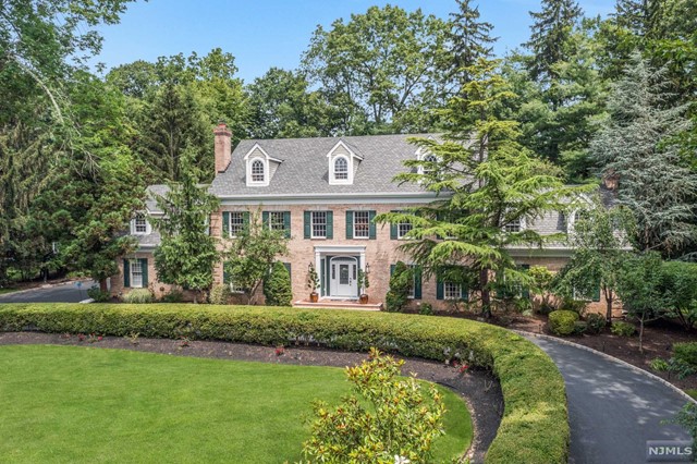 1 Spruce Hollow Road, Upper Saddle River, New Jersey - 5 Bedrooms  
6.5 Bathrooms  
14 Rooms - 