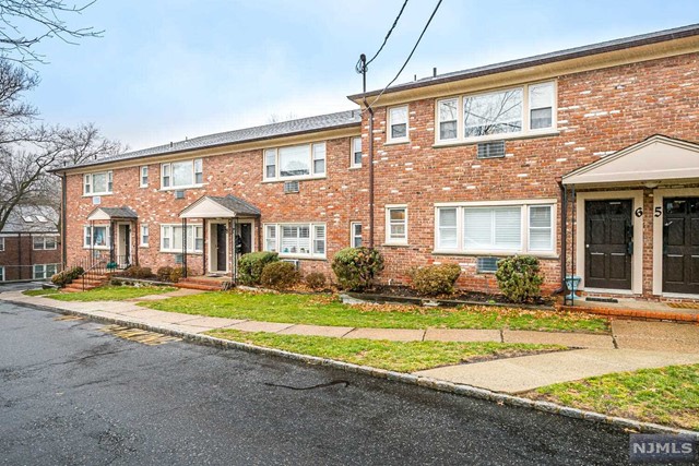 Property for Sale at 365 Bloomfield Avenue, Verona, New Jersey - Bedrooms: 1 
Bathrooms: 1 
Rooms: 4  - $1,975