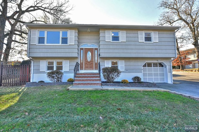 37 Pleasant View Avenue, Bloomingdale, New Jersey - 4 Bedrooms  
2 Bathrooms  
8 Rooms - 