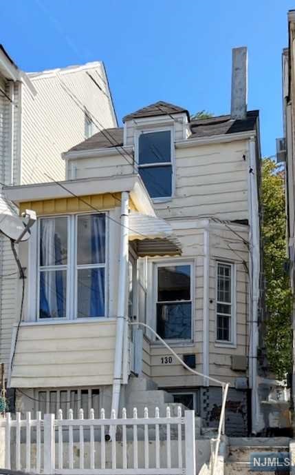 130 Jasper Street, Paterson, New Jersey - 4 Bedrooms  
2 Bathrooms  
8 Rooms - 