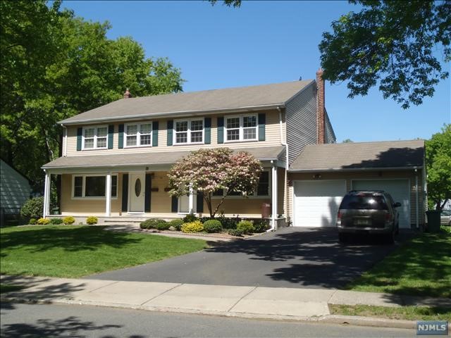 19 Forsythia Lane 19B, Paramus, New Jersey - 3 Bedrooms  
2 Bathrooms  
6 Rooms - 