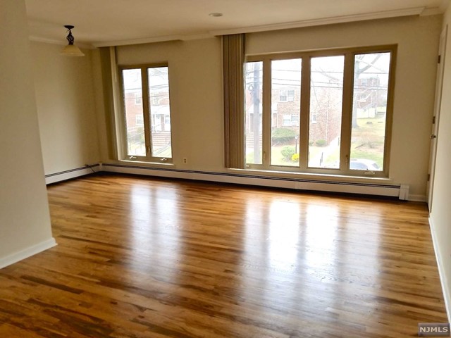 Rental Property at 424 Plateau Avenue 2, Fort Lee, New Jersey - Bedrooms: 2 
Bathrooms: 1 
Rooms: 4  - $2,875 MO.