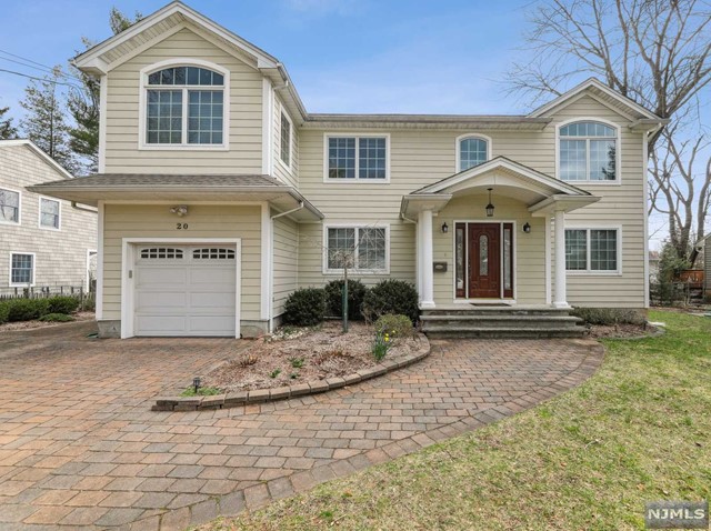 20 Holly Lane, Cresskill, New Jersey - 5 Bedrooms  
4 Bathrooms  
10 Rooms - 