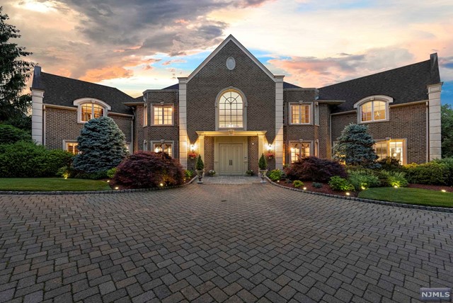 97 Hoover Drive, Cresskill, New Jersey - 8 Bedrooms  9.5 Bathrooms  18 Rooms - 