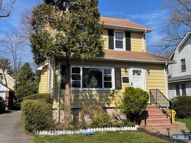 Rental Property at 127 Hillside Avenue, Teaneck, New Jersey - Bedrooms: 3 
Bathrooms: 2 
Rooms: 8  - $3,600 MO.