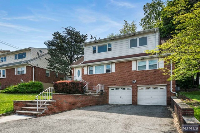 456 9th Street, Palisades Park, New Jersey - 4 Bedrooms  
3 Bathrooms  
8 Rooms - 