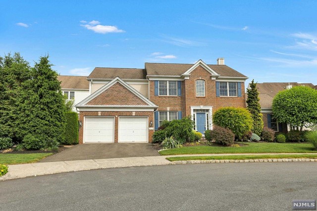 8 Commanders Court, Totowa, New Jersey - 4 Bedrooms  
3 Bathrooms  
9 Rooms - 