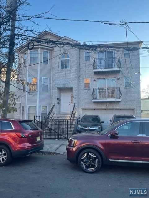 48 Cypress Street, Newark, New Jersey - 9 Bedrooms  
5 Bathrooms  
17 Rooms - 