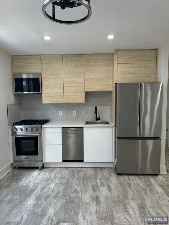 Rental Property at 262 Anderson Street 2, Hackensack, New Jersey - Bedrooms: 3 
Bathrooms: 2 
Rooms: 6  - $3,200 MO.