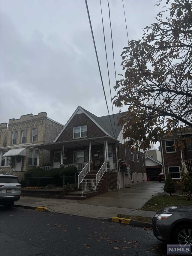 225 Day Avenue 1, Cliffside Park, New Jersey - 1 Bedrooms  
1 Bathrooms  
3 Rooms - 