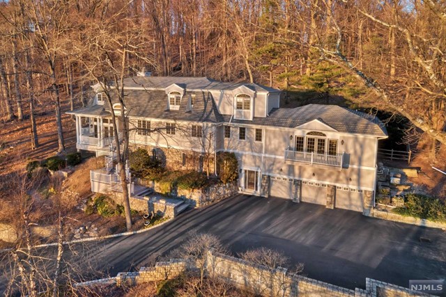 10 Saddle River Road, Saddle River, New Jersey - 6 Bedrooms  
6.5 Bathrooms  
16 Rooms - 