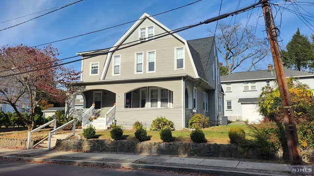 Rental Property at 245 Hillside Avenue 2, Leonia, New Jersey - Bedrooms: 2 
Bathrooms: 1 
Rooms: 4  - $2,900 MO.