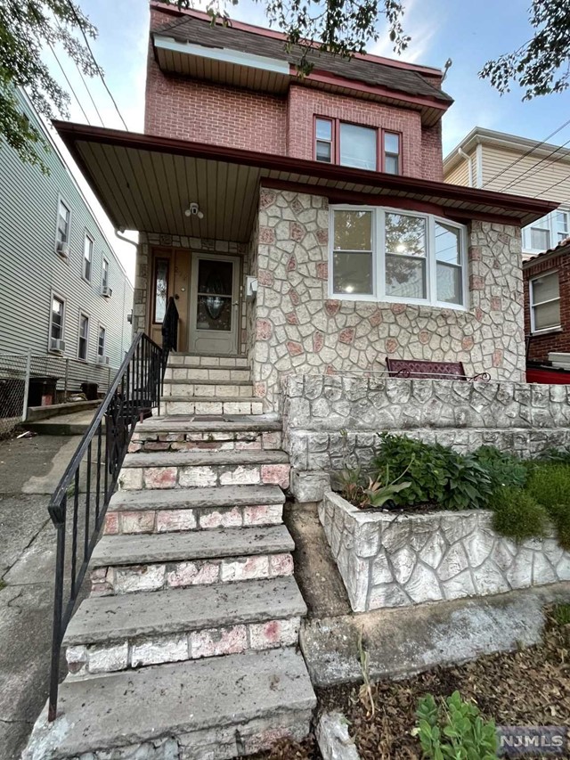 Rental Property at 277 Ivy Street 1, Kearny, New Jersey - Bedrooms: 3 
Bathrooms: 1 
Rooms: 6  - $2,950 MO.