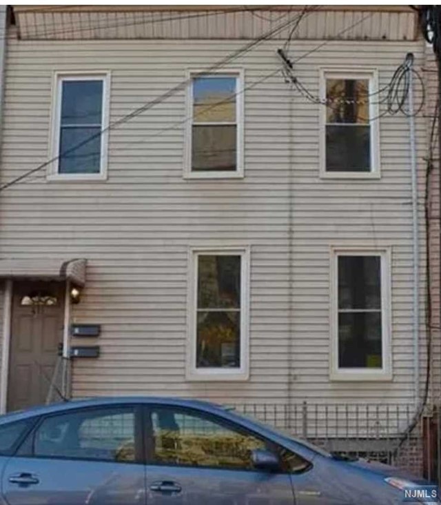 411 2nd Street, Carlstadt, New Jersey - 2 Bedrooms  
1 Bathrooms  
5 Rooms - 