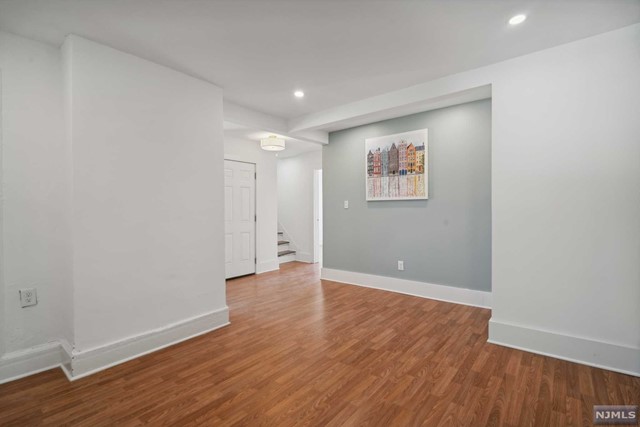 Rental Property at 86 Maple Avenue 2, Montclair, New Jersey - Bedrooms: 5 
Bathrooms: 2 
Rooms: 9  - $4,350 MO.