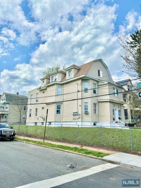 623625 Sanford Avenue, Newark, New Jersey - 9 Bedrooms  
4 Bathrooms  
19 Rooms - 