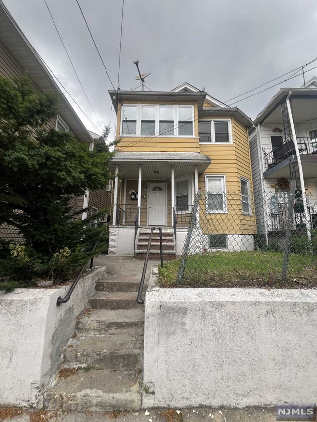 41 Division Avenue, Garfield, New Jersey - 3 Bedrooms  
1 Bathrooms  
6 Rooms - 