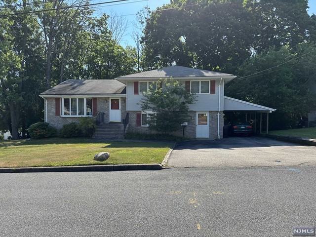 39 Haines Avenue, Emerson, New Jersey - 3 Bedrooms  
3 Bathrooms  
7 Rooms - 