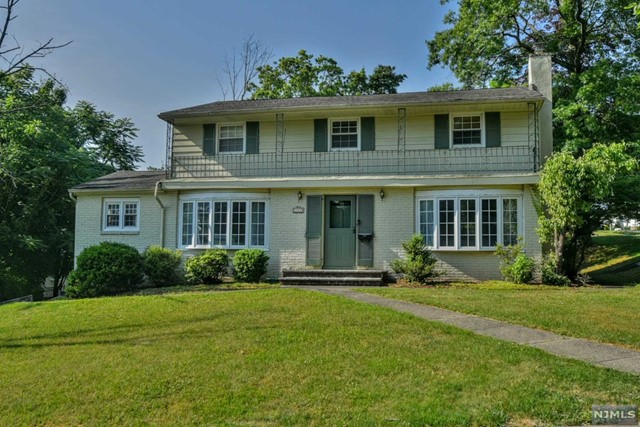 158 Bergen Avenue, Waldwick, New Jersey - 4 Bedrooms  
3 Bathrooms  
10 Rooms - 