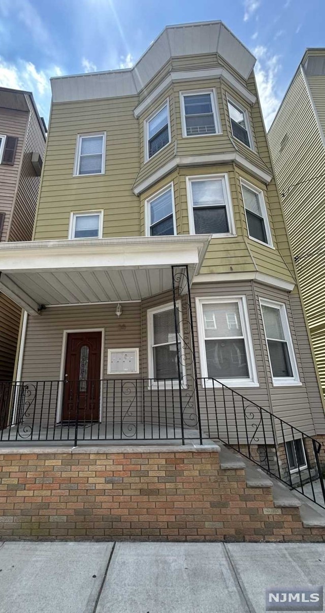 42 Grove Street 1, Kearny, New Jersey - 3 Bedrooms  
1 Bathrooms  
5 Rooms - 