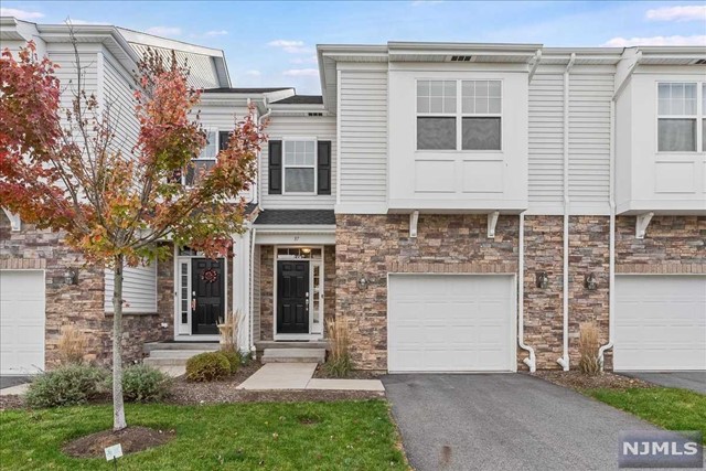 37 Colgate Drive, Morristown Town, New Jersey - 3 Bedrooms  
4 Bathrooms  
10 Rooms - 