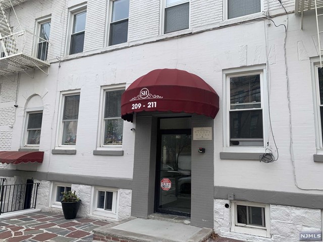 209 48th Street B4, Union City, New Jersey - 1 Bedrooms  
1 Bathrooms  
2 Rooms - 