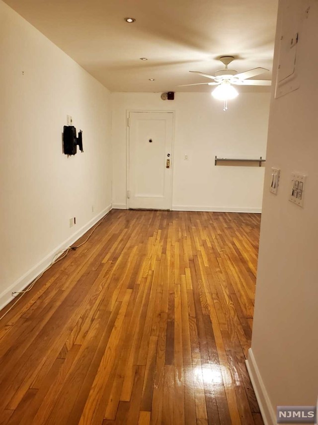 2330 Linwood Avenue 1F, Fort Lee, New Jersey - 1 Bedrooms  
1 Bathrooms  
4 Rooms - 