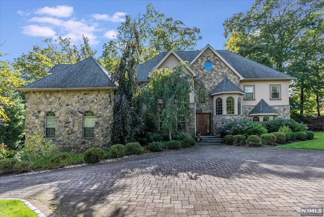 Property for Sale at 272 Valley Way, Montclair, New Jersey - Bedrooms: 5 
Bathrooms: 6 
Rooms: 13  - $2,595,000