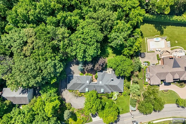 Property for Sale at 252 Highwood Avenue, Tenafly, New Jersey - Bedrooms: 5 
Bathrooms: 6.5 
Rooms: 10  - $2,050,000