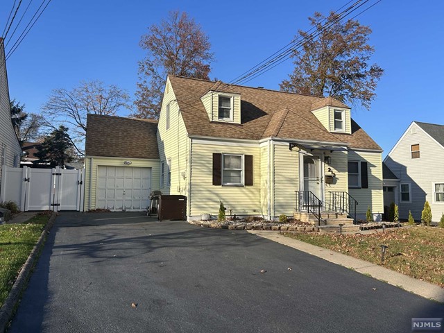 213 Washington Avenue, Elmwood Park, New Jersey - 4 Bedrooms  
2 Bathrooms  
6 Rooms - 