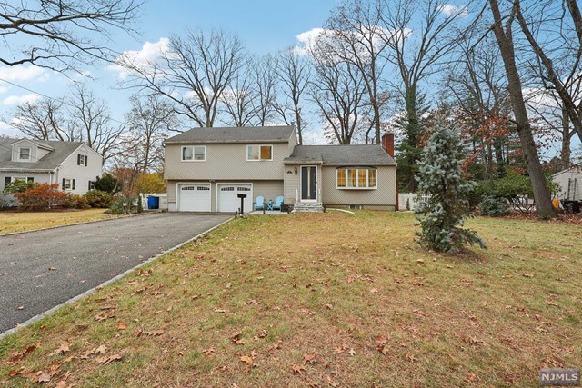 Rental Property at 10 Waibel Drive, Allendale, New Jersey - Bedrooms: 3 
Bathrooms: 2 
Rooms: 9  - $4,700 MO.