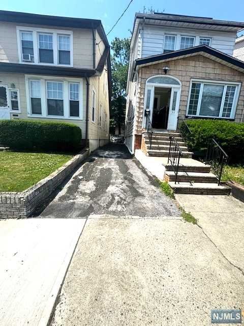 77 Quabeck Avenue, Irvington, New Jersey - 3 Bedrooms  
2 Bathrooms  
7 Rooms - 