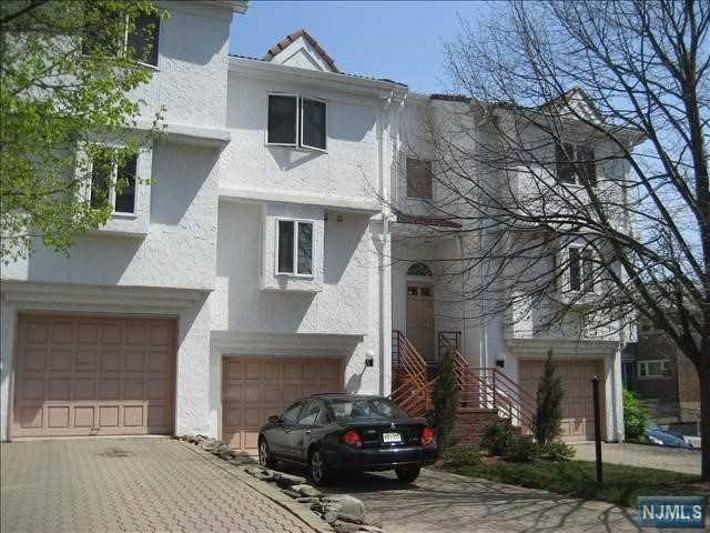 143 Old Palisade Road, Fort Lee, New Jersey - 2 Bedrooms  
3 Bathrooms  
5 Rooms - 